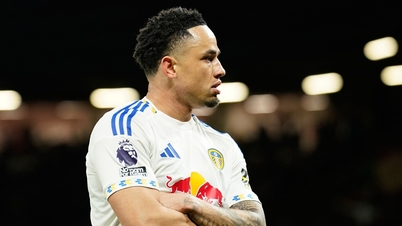 Sepuluh pemain tewas kepada Leeds apabila Manchester United goyah, kedudukan tempat ketiga mereka dalam bahaya.