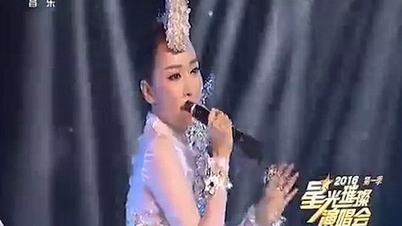 การลิปซิงค์ถูกเปิดเผยทางโทรทัศน์เนื่องจากถือไมโครโฟนกลับหัว