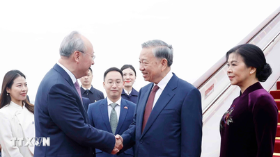 De secretaris-generaal, de president en zijn vrouw beginnen een staatsbezoek aan China.