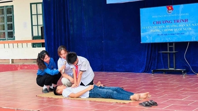 Bao Ha Commune: Equipping students with drowning prevention skills.