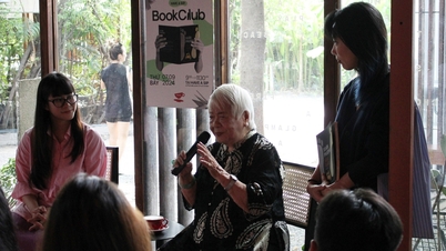 Regissören Xuan Phuong, vid 95 års ålder, deltar fortfarande i evenemang och inspirerar människor om läskultur.