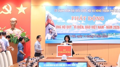 A Nemzetgyűlés és Hanoi Városi Népi Tanács küldöttsége támogatja a „Vietnam Tengereiért és Szigeteiért” Alapot.