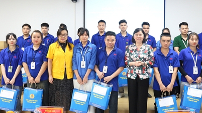 Ibu Tran Thi Hang, Wakil Ketua Tetap Dewan Rakyat Provinsi, mengunjungi dan memberikan semangat kepada anggota serikat pekerja dan para pekerja di kawasan industri tersebut.