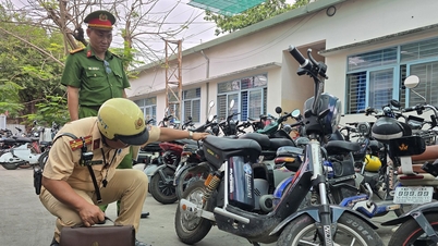 CSGT An Lạc kiểm tra xe điện 'độ chế' ở các bãi xe trường học