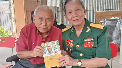 វរសេនីយ៍ឯក ង្វៀន វ៉ាន់ ហុង៖ រក្សាអនុស្សាវរីយ៍នៃសង្គ្រាមតាមរយៈគ្រប់ទំព័រនៃសំណេររបស់លោក។