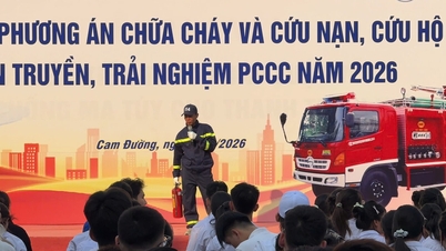 Lao Cai: Over 1,000 students and teachers received training and practical experience in fire prevention, firefighting, and rescue skills.