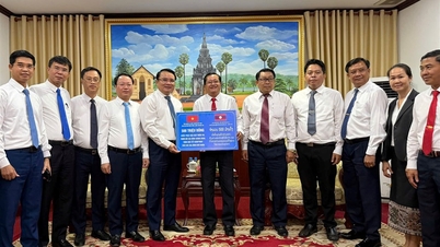 Nghe An eyaletinden gelen heyet, Laos'un Savannakhet eyaletini ziyaret ederek yeni yıl tebriklerini iletti.