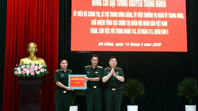 Generaal Nguyen Trong Nghia bezoekt en werkt samen met de cadettenschool van de Centrale Regio en Regiment 143.