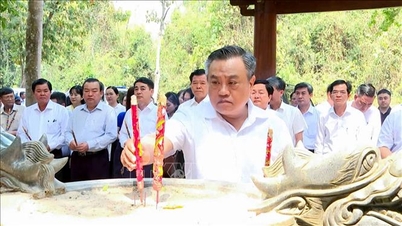 គណៈកម្មាធិការត្រួតពិនិត្យកណ្តាល គោរពវិញ្ញាណក្ខន្ធវីរជននៅការិយាល័យកណ្តាលនៃតំបន់ភាគខាងត្បូង។
