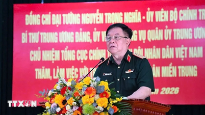 General Nguyen Trong Nghia, Da Nang şehrindeki askeri birimleri denetlerken.