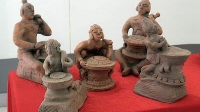সংগ্রাহক ফান কুওক ডুং-এর মালিকানাধীন প্রাচীন ভিয়েতনামী মৃৎশিল্পের অনন্য সংগ্রহ।