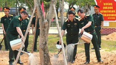 General Nguyen Trong Nghia visits the Military Cadet School, emphasizing the importance of 'nurturing' young cadres.