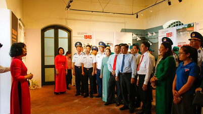 The traveling exhibition "Aspiration for Freedom" commemorates the Day of Liberation of Southern Vietnam and National Reunification.