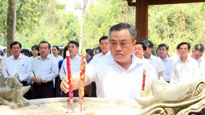 The delegation from the Central Inspection Commission offered incense at the historical site of the Central Inspection Commission of the Southern Region.