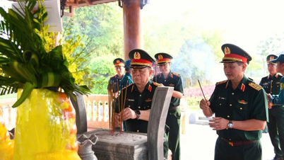 General Nguyen Trong Nghia visits and inspects units in Da Nang.
