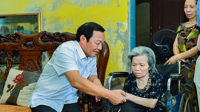 Comrade Le Van Hieu visits and presents gifts to disabled people in difficult circumstances.