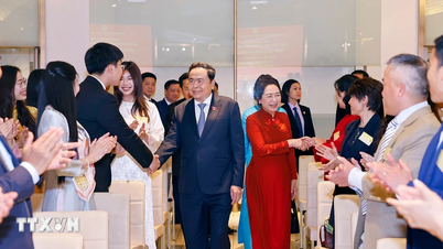 O presidente da Assembleia Nacional, Tran Thanh Man, reúne-se com a comunidade vietnamita na Itália.