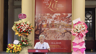 Vi presenterar över 80 konstverk gjorda av sten och torkade blommor.
