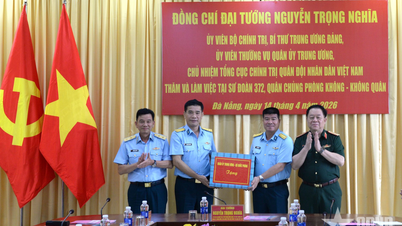 General Nguyen Trong Nghia besøkte og jobbet med den 372. luftforsvarsdivisjonen, Thanh An 96 Construction Joint Stock Company og den 5. militærregionkommandoen.