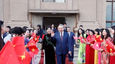 Generální tajemník, prezident a jeho manželka se setkali s vietnamskou komunitou v Číně.