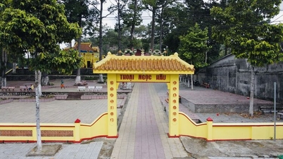 ওং থোয়াই সাম্প্রদায়িক বাড়ির ছাদের নিচে