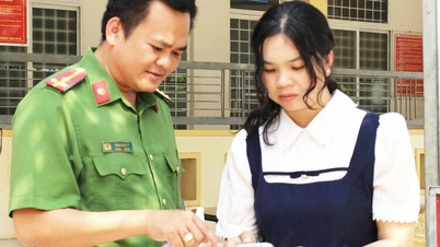 រក្សាសន្តិសុខនៅជួរមុខតាមព្រំដែន។