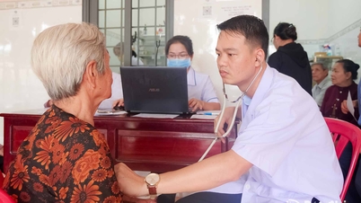 Pemeriksaan kesehatan gratis untuk masyarakat di daerah terpencil.