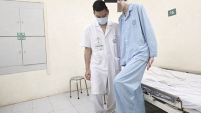 Nam sinh bị liệt vận động do thói quen ngồi khoanh chân