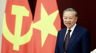Sekretarz generalny i prezydent To Lam podróżuje szybkim pociągiem w Chinach.