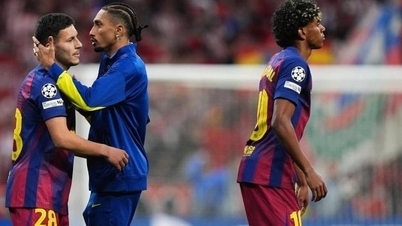 Raphinha tức giận: 'Barca bị cướp vé bán kết Cúp C1'