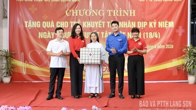 Mengunjungi dan memberikan hadiah kepada anak-anak penyandang disabilitas dalam rangka Hari Penyandang Disabilitas Vietnam, 18 April.