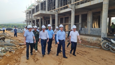 En la obra de construcción de la escuela internivel de la comuna de A Lưới se están realizando horas extras y turnos adicionales.