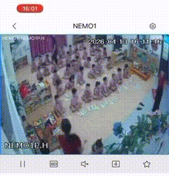 Een video waarop te zien is hoe een kleuterjuf een kind in de klas op het hoofd slaat, heeft veel ophef veroorzaakt.