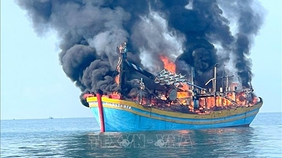 Fiskebåt fattar eld utanför Phu Hais kust.