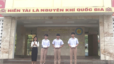 Sekolah Menengah Lao Cai memberi penghormatan kepada pelajarnya yang memenangi Pingat Perak buat kali pertama dalam Pertandingan Olimpik tradisional pada 30 April.
