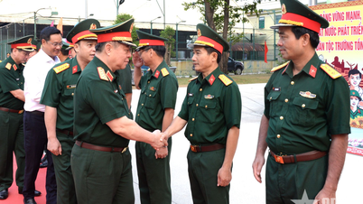 O General Nguyen Trong Nghia visita e trabalha com unidades na cidade de Da Nang.