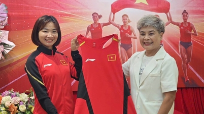 Nguyen Thi Oanh und die vietnamesische Leichtathletikmannschaft feiern einen besonderen Moment der Freude.