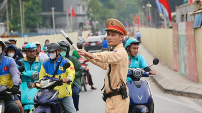 Policja drogowa w Hanoi pokonuje trudności, aby wykonać „podwójną misję”.