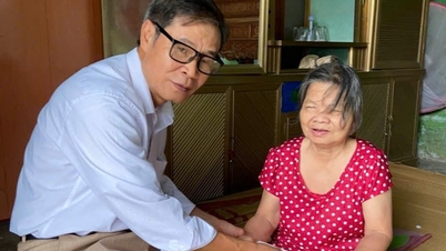 Visitar y entregar regalos a miembros ciegos en el Día de las Personas con Discapacidad de Vietnam.