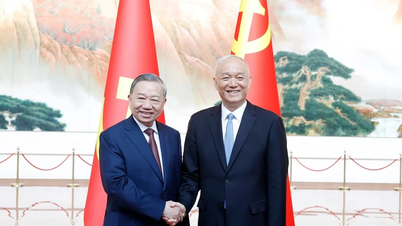 Algemeen secretaris en president To Lam bezoekt het Museum van de Geschiedenis van de Communistische Partij van China.
