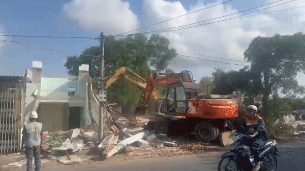 Sembilan warga digusur secara paksa untuk memberi jalan bagi proyek jalan utama Vung Tau.