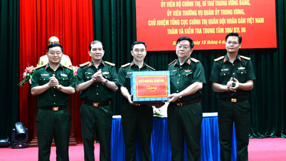 នាយឧត្តមសេនីយ៍ ង្វៀន ត្រុង ងៀ អញ្ជើញទៅពិនិត្យ និងដឹកនាំបញ្ជាការដ្ឋានលេខ ៣៨៦។