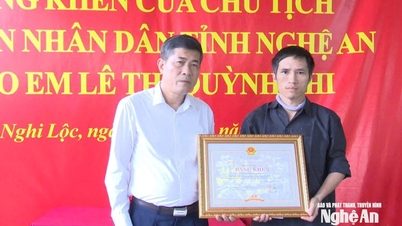 De voorzitter van het Volkscomité van de provincie Nghe An heeft postuum een ​​oorkonde van eer toegekend aan Le Thi Quynh Chi voor haar moedige daad waarbij ze iemand van de verdrinking redde.