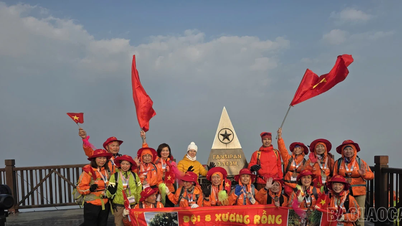 300 du khách xuyên đêm chinh phục đỉnh Fansipan