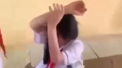Budak perempuan darjah lapan dipukul oleh rakan sekelas, dipaksa menanggalkan pakaian supaya mereka boleh merakamnya.