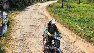 A rodovia 09 em Quang Ngai está em péssimo estado de conservação.