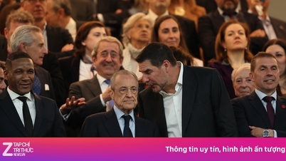 „Kmotr“ Pérez jde do šatny po šokující porážce Realu Madrid.