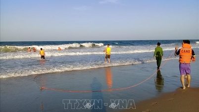 เจ้าหน้าที่เข้าช่วยเหลือพี่น้องฝาแฝดที่ถูกคลื่นซัดหายไปที่หาดกัวโลได้อย่างรวดเร็ว