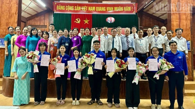 Da Nang: Siedmiu wybitnych studentów przyjęto do Partii w miejscu historycznym.
