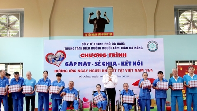 Biträdande sekreterare för stadsfestkommittén, Ngo Xuan Thang, besöker och uppmuntrar personer med funktionsnedsättning.
